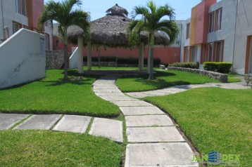 CASA CON ALBERCA EN FRACC. RESIDENCIAL LA PALMA, XOCHITEPEC.