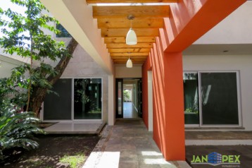 CASA SOLA CON ALBERCA LOMAS DE LA SELVA, CUERNAVACA. 