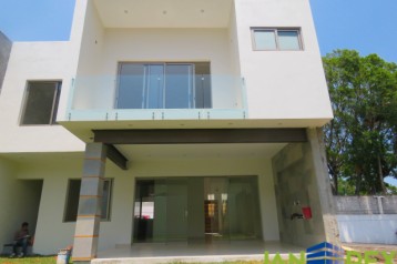 HERMOSA CASA CON ALBERCA EN ZONA DORADA DE CUERNAVACA. 