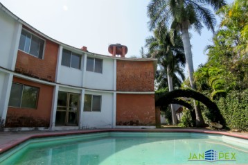 ¡OPORTUNIDAD! CASA EN VENTA COMO TERRENO EN LOMAS DE CUERNAVACA. 